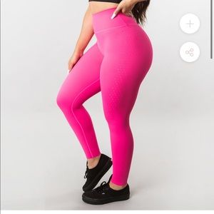 BuffBunny Vibe Legging in color HOT